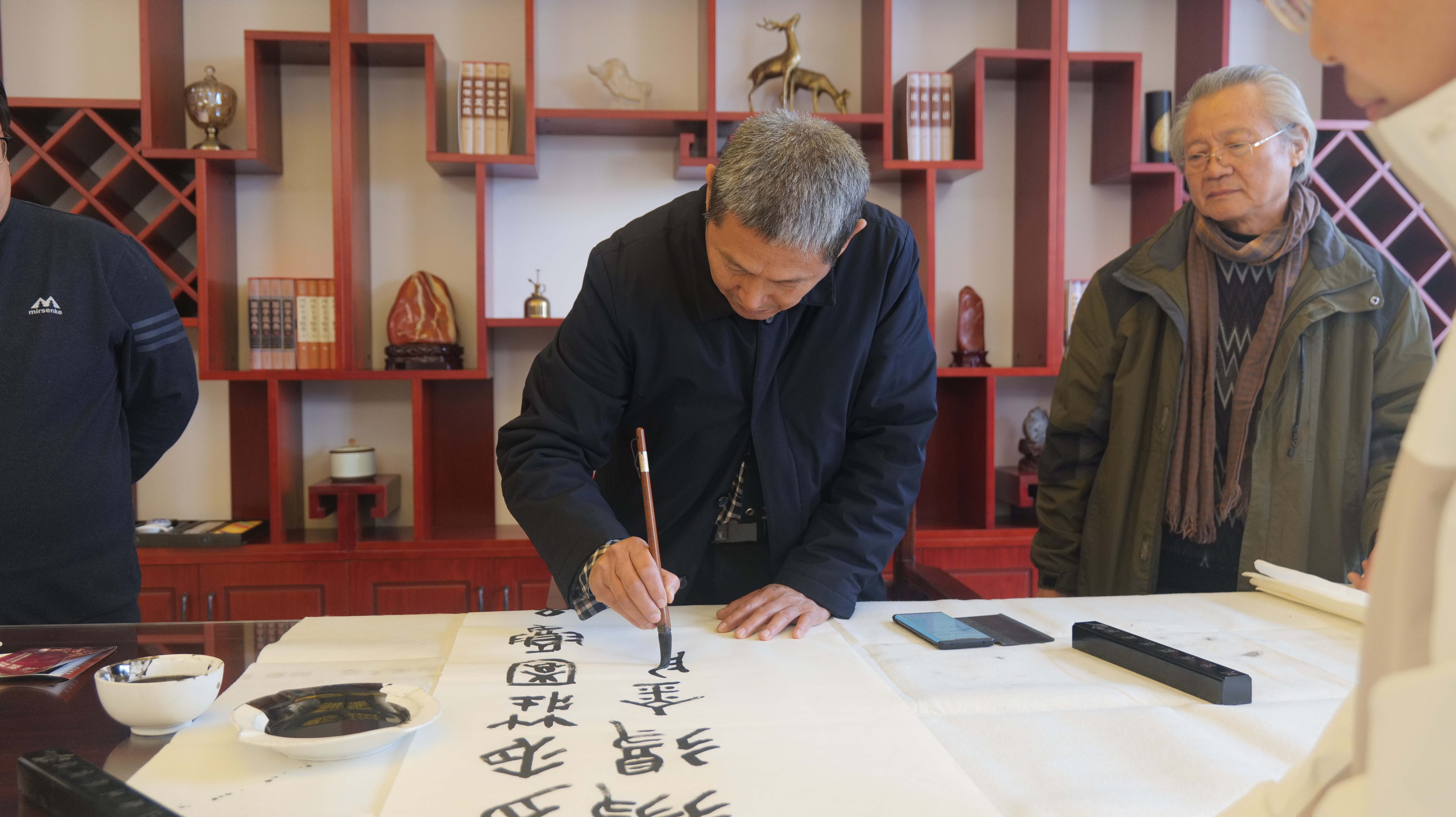 墨香飄逸賦紅酒，書韻流觴潤莊園